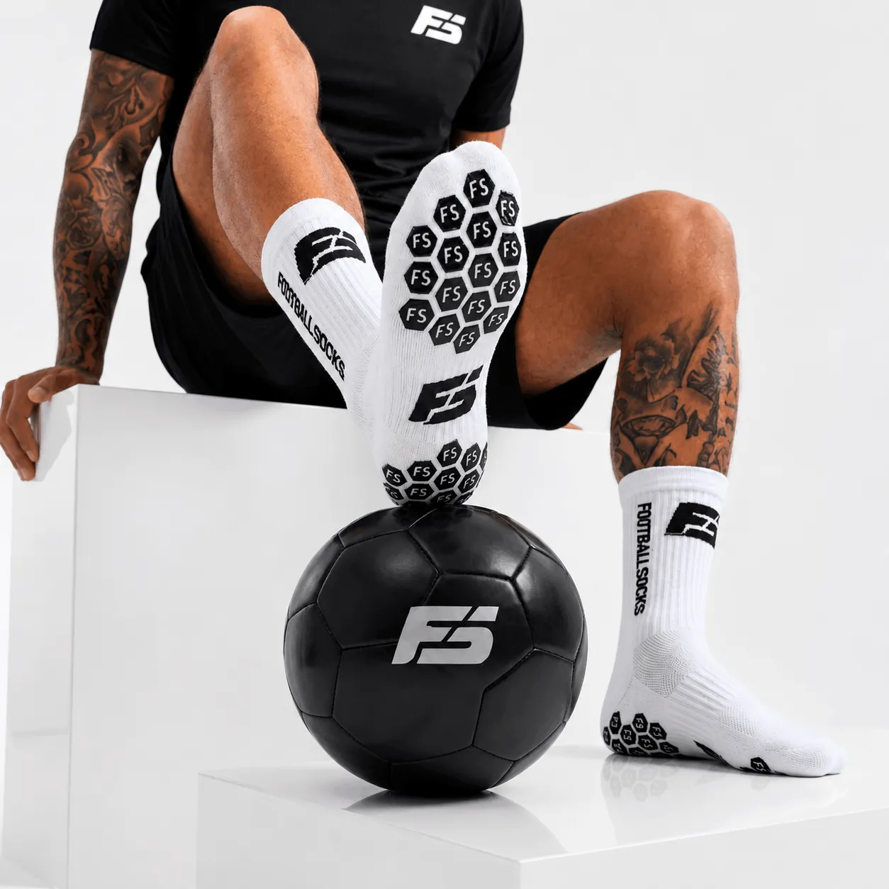Spieler mit Footballsocks und FS-Ball